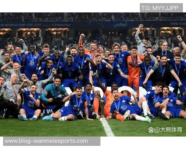 足球守门员被罚红牌后球队应如何应对及替补策略分析